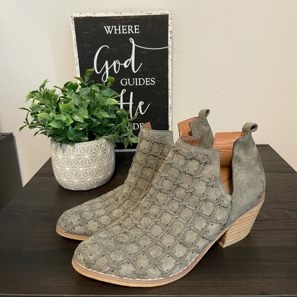 Shoes/booties